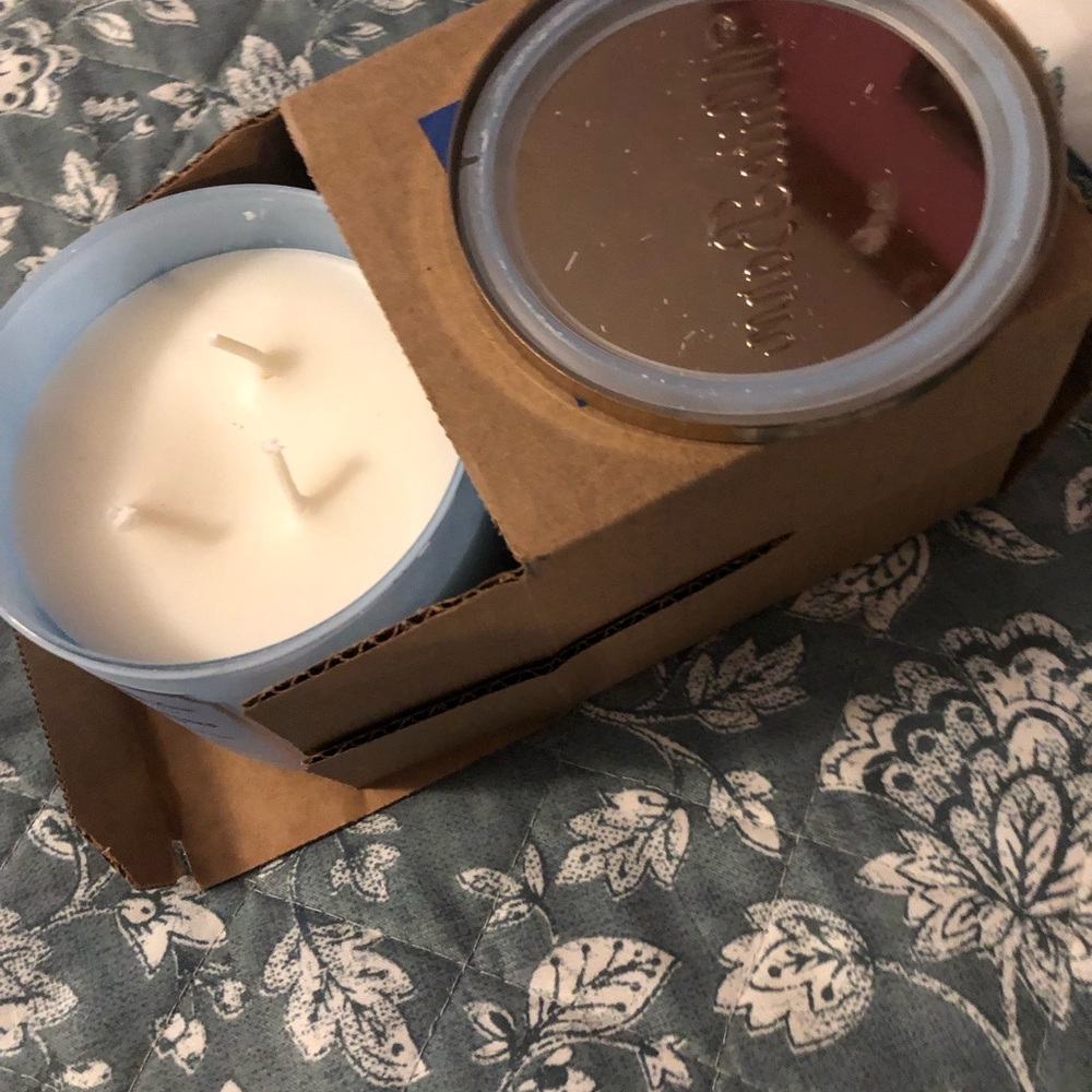 White Barn SunDrenched Linen Candle in Light Blue - Picture 3 of 4